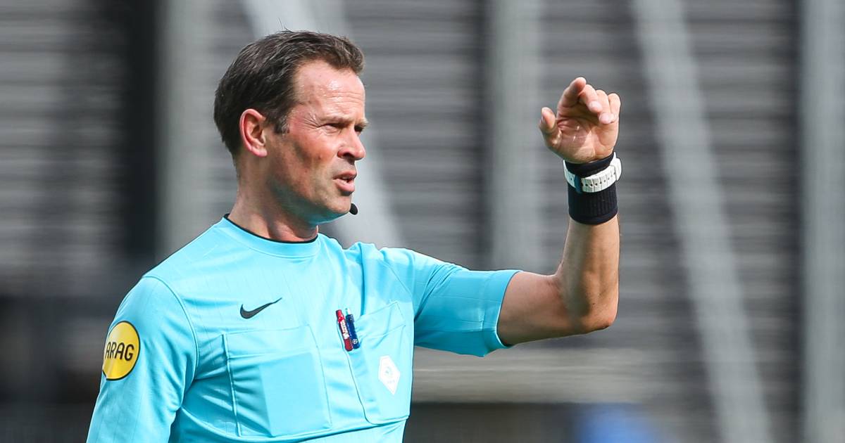 onderschrift Richtlijnen Glimmend Bas Nijhuis geveld door boomstam, Alex Bos vervangt scheidsrechter bij FC  Utrecht - Go Ahead | Nederlands voetbal | destentor.nl