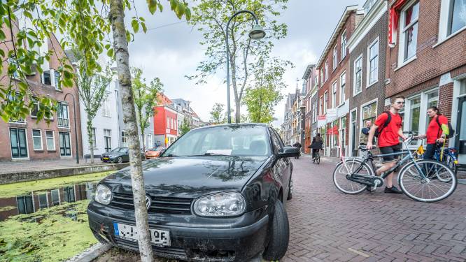 Auto vol rottend vlees en duizenden maden al weken fout geparkeerd in het Nederlandse Delft: “Die lijkengeur is niet te harden”