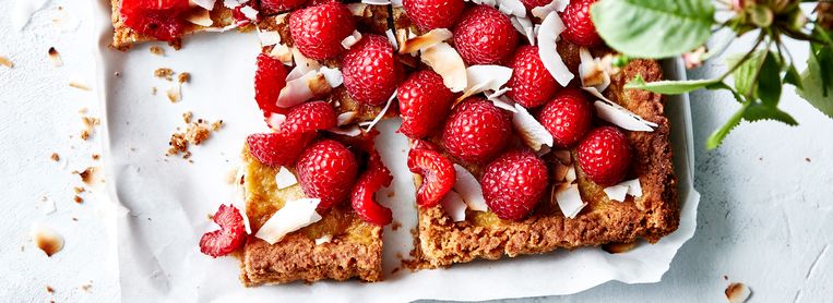 MT19-20 M19-20 Culinair bakken met zomerfruit 
kokos gember taart met frambozen Beeld Tom Swalens. Receptuur & (food)styling: Debby De Mangelaere/Les Filles Rouges