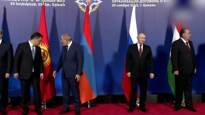 Het gat tussen de Armeense premier Nikolaj Pasjinian en Russisch president Vladimir Poetin is wel heel opvallend.