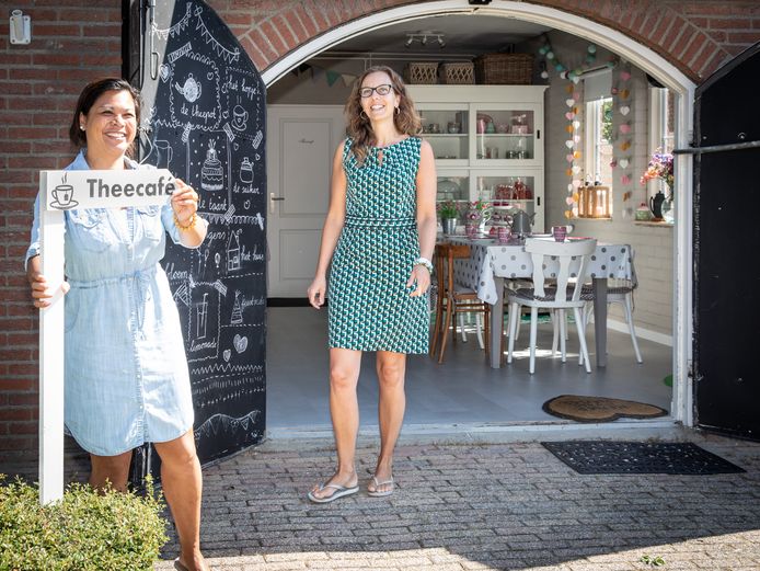 Het theecafé van Nina Hamelink (links) en Barbara van der Bijl verhuist mee naar deelcafé De Buurvrouw.