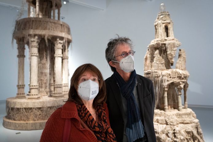Cecile van de Zand en Jack Balhan bij het werk van Eva Jospin in Het Noordbrabants Museum. Foto Marc Bolsius