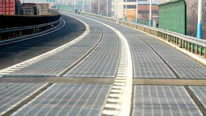 Mijlpaal: deze snelweg laadt auto's op via zonne-energie