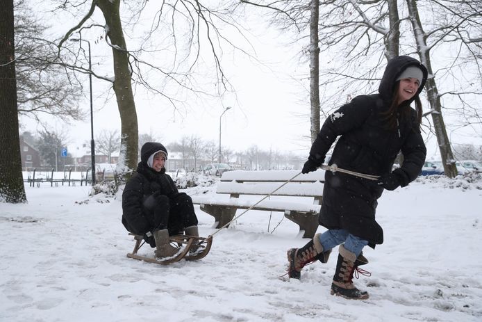 De vriendinnen Noor (op de slee) en Marloes ploegen zich door de sneeuw in Helmond
