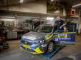 Jari en Piet van Hoof vinden het geen probleem om elektrisch verder te gaan in de rallysport: 'Je kunt niet stug blijven zeggen dat het vroeger beter was.'.