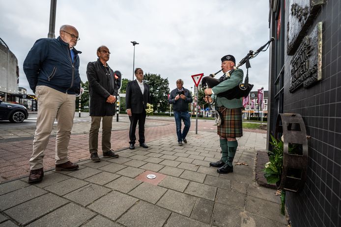 ‘Last men standing’ bij het evacuatiemonument in Arnhem. Vlnr: Guus Versmissen, Martien van Hemmen, Laurens van Aggelen, Henk van Eerden en doedelzakspeler Ed Verwer.