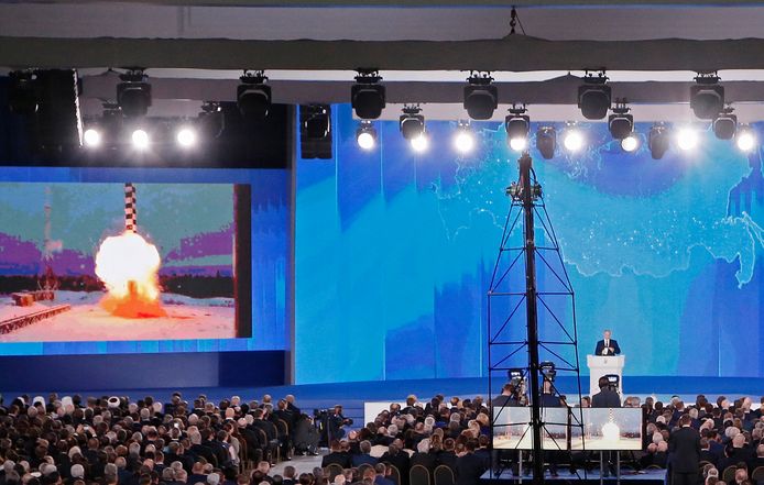 Poetin sprak in in maart 2018 Russische parlementsleden toe en kondigde de verdere ontwikkeling van een kernraket zonder bereikbeperking aan.