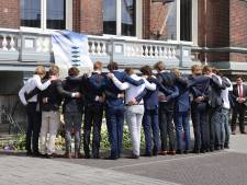Honderden studenten nemen afscheid van omgekomen Delftse surfers Max en Mathijs