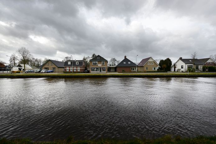 Bewoners langs het Kanaal Almelo - De Haandrik moeten nog jaren wachten tot hun huis hersteld is.