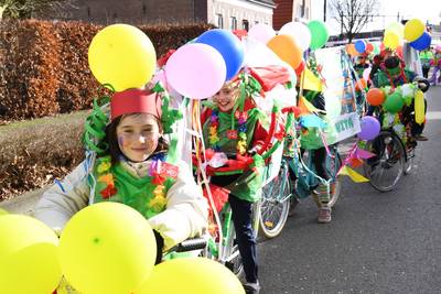 Iedereen kijkt ogen uit bij optocht in Wringersgat, zelfs de mensen die geen carnaval vieren