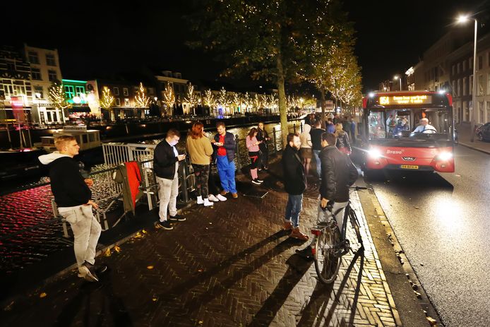 Een nachtbus van Arriva op de Prinsenkade in het centrum van Breda.