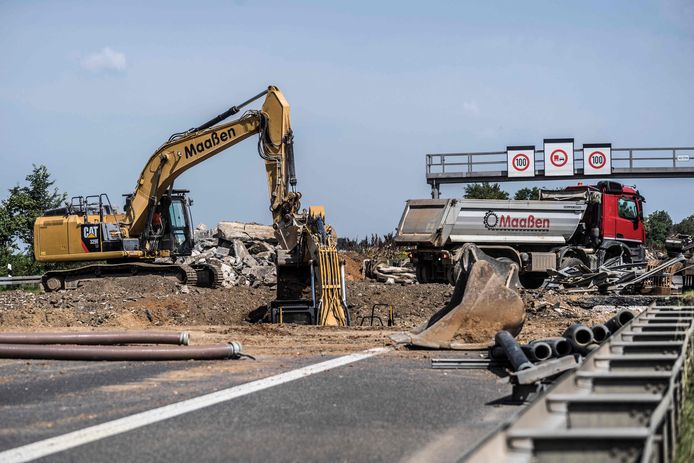 Op de A61 tussen Keulen en Koblenz wordt er flink gewerkt aan de weg om de schade van het noodweer te herstellen.