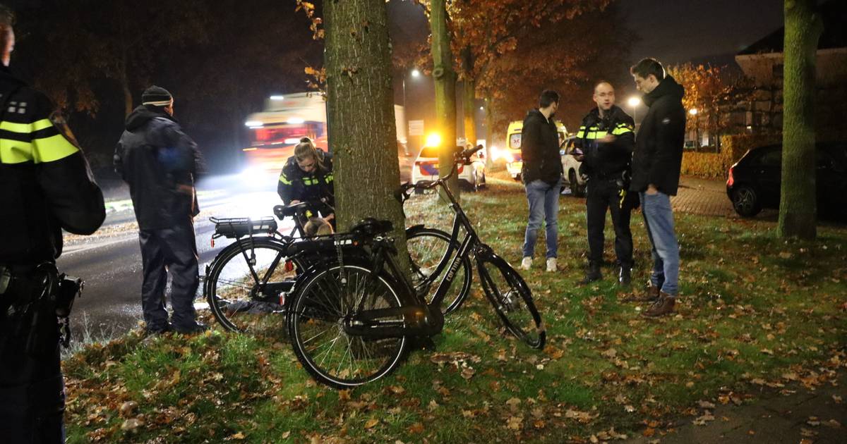 Fietsster raakt gewond door botsing met auto op rotonde bij Efteling in Kaatsheuvel.