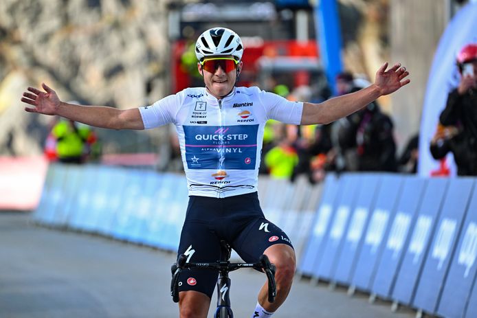 Remco Evenepoel komt als eerste over de finish op de Gaustatoppen.