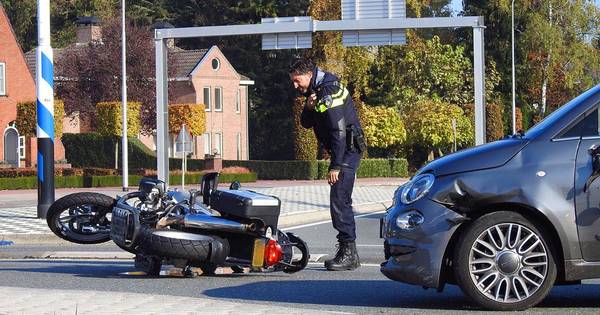Motor geschept door auto in Leende, slachtoffers lopen vooral schaafwonden op