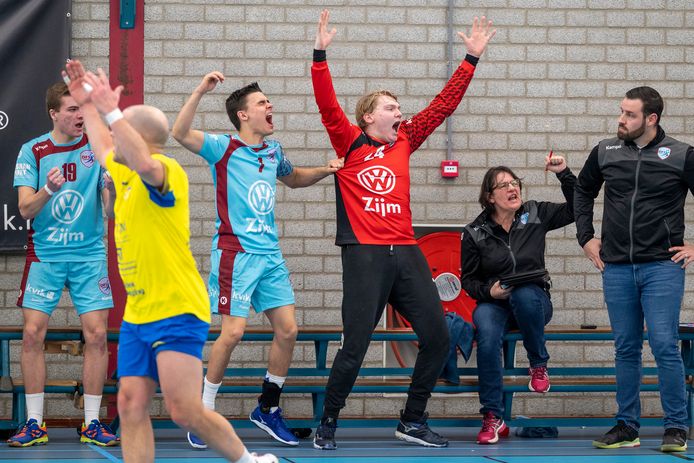 Emotie langs de lijn (rechts coach Pascal Lucassen, midden doelman  Robin Hazewinkel ) bij de handballers van DFS Arnhem in een zinderende slotfase van het eerst duel in de eredivisie van 2022.