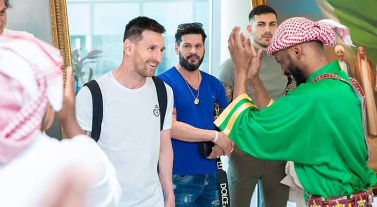 Messi krijgt samen met Paredes (rechts) een warm welkom in Jeddah. Beeld rv