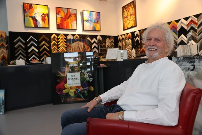 Jan de Haas in zijn winkel aan het Binderseind. Zijn zoon Ruud neemt de zaak over en verhuist het komend jaar naar de Veestraat.