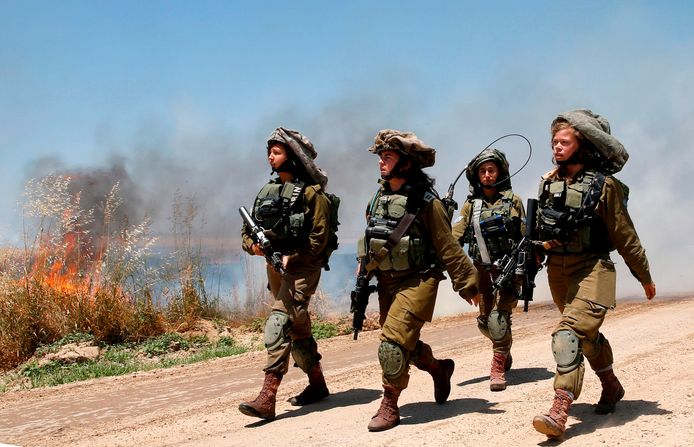 Israëlische soldaten lopen langs de grens met Gaza.