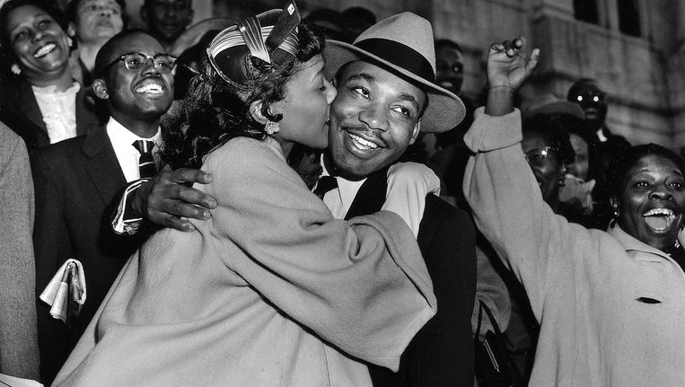 Martin Luther King wordt verwelkomd door zijn vrouw Coretta in Montgomery, Alabama, 22 maart 1956. Beeld ap