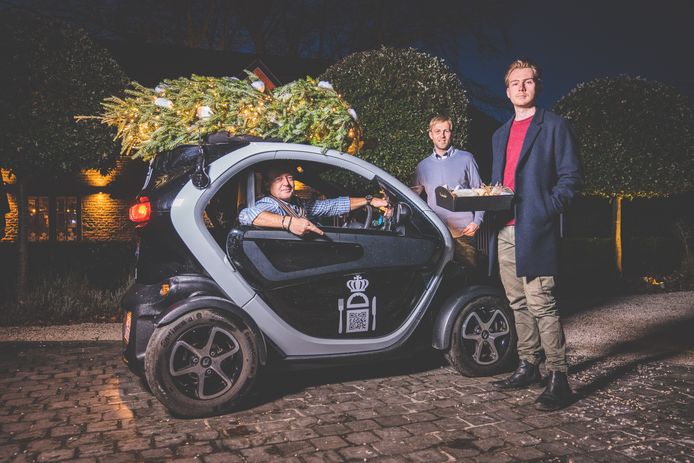 De uitbaters van Brasserie Porte Mangé rijden rond met een kerstboom op het dak van hun elektrische auto.