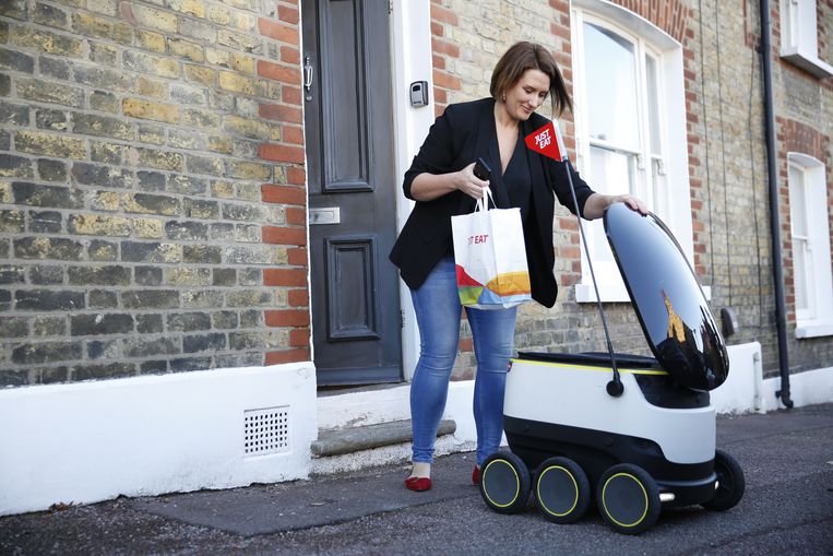 Een Just Eat Robot levert een bezorging af in Greenwich. Beeld John Phillips / Getty Images
