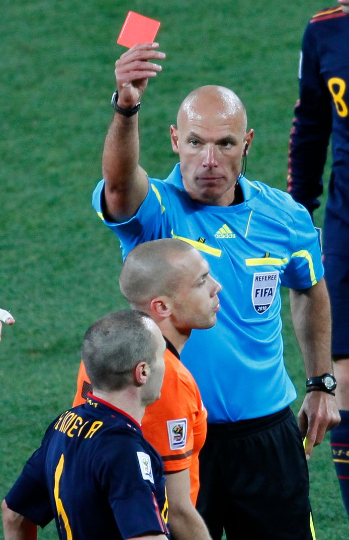 Howard Webb toont John Heitinga de rode kaart in de WK-finale tegen Spanje in 2010.