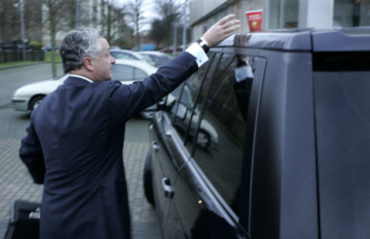 Advocaat Bram Moskowicz arriveert donderdag met een beker koffie bij de extra beveiligde rechtbank in Amsterdam-Osdorp. Daar vindt de laatste regiezitting in de zaak Holleeder c.s. plaats. Naast Holleeder zijn vijf andere verdachten voor deze zitting opgeroepen. (ANP) Beeld 