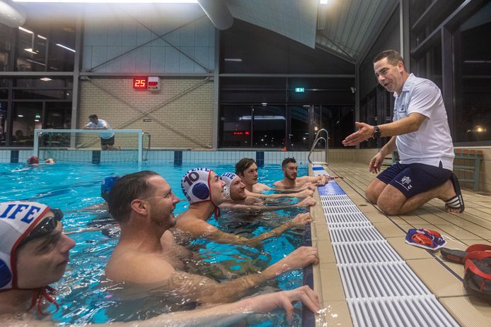 André Milder (rechts) stopt na tien jaar als trainer/coach van waterpoloclub Thetis uit Gendt.