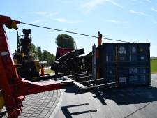 Verkeershinder door gekantelde Belgische vrachtwagen bij Schoondijke
