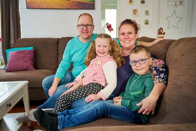 Kyan (7) en Jayda (5) schelen anderhalf jaar maar zijn een tweeling, zeggen ouders Arno en Nathalie