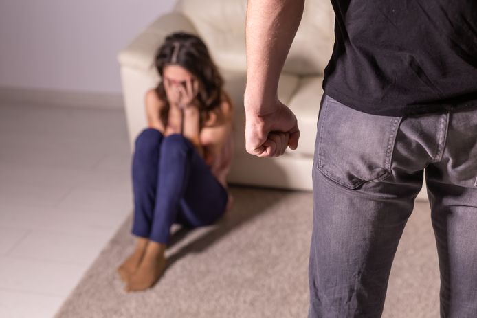 Veilig Thuis organisaties vrezen dat er op dit moment veel geweld is achter de voordeuren. Vooral kwetsbare gezinnen vormen een risico.