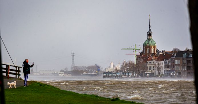 Beeld van het hoge water tijdens de storm van vrijdagavond.