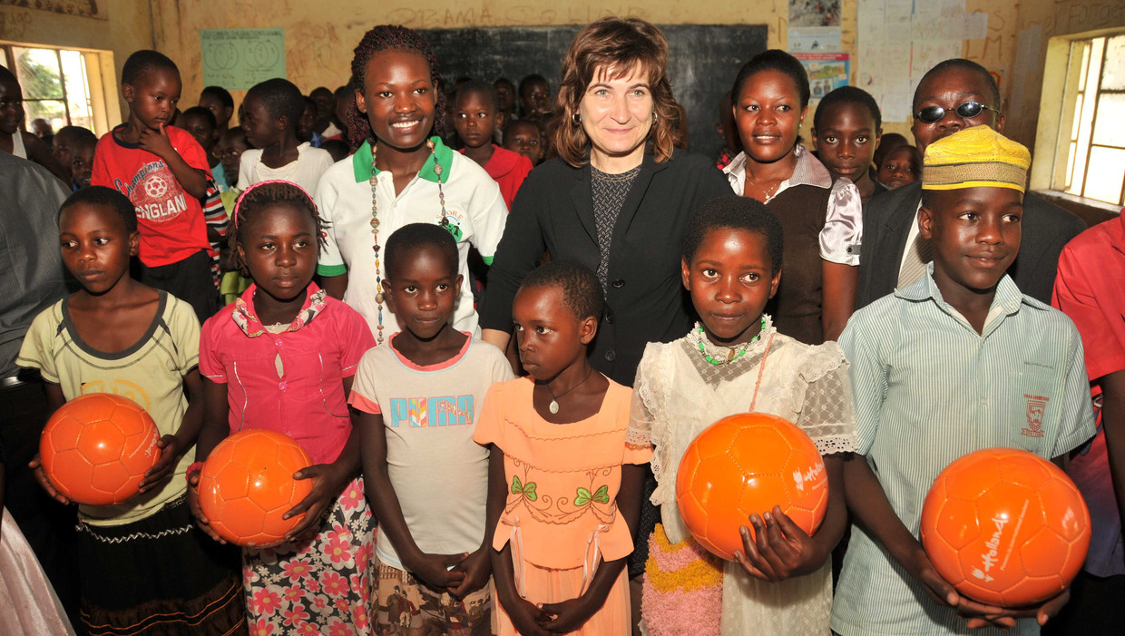 Minister Lilianne Ploumen van buitenlandse handel en ontwikkelingssamenwerking te midden van leerlingen tijdens een werkbezoek in de Oegandese hoofdstad Kampala in mei 2013. Beeld ANP Communique