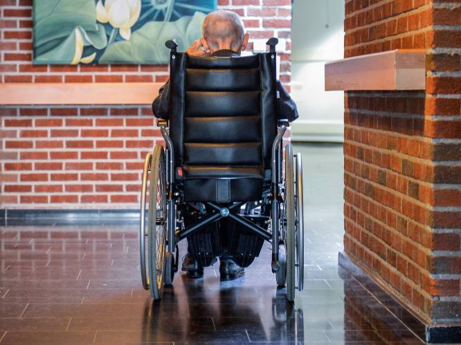 Man (82) veroordeeld voor handtastelijkheden in rusthuis: “Hij reed met rolstoel tot aan bed van zijn slachtoffer”