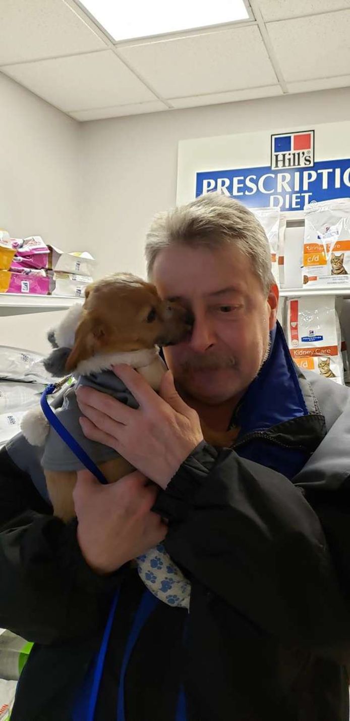 Louie geeft 'kusjes' aan zijn redder.