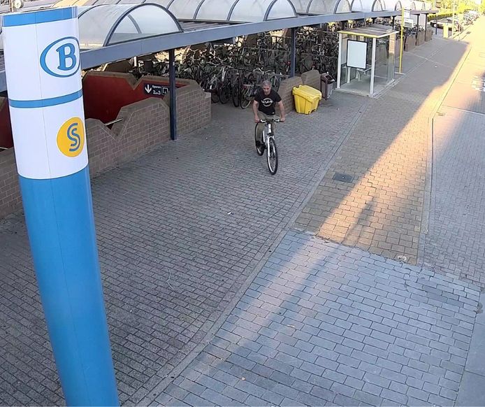 PUURS - De politie van Klein-Brabant is op zoek naar de verdachte van een fietsdiefstal.