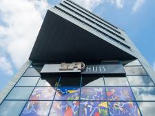 Examenleerlingen gewaardeerd met kunstwerk: welke student herkent zich op gevel van het stadhuis?