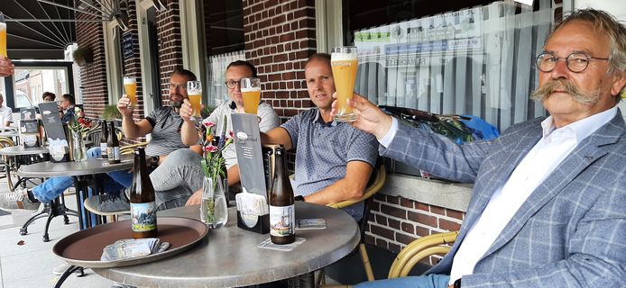 Rechts proost ook de Roosendaalse wethouder Cees Lok (economische zaken) mee op het nieuwe Roosendaalse bier.