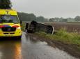 Auto kantelt op modderige weg in Veldhoven, bestuurder klautert er zelf uit