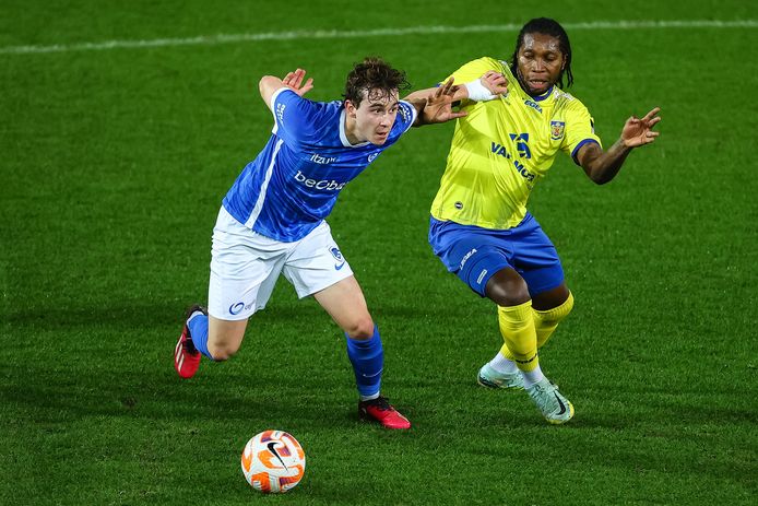 Dieumerci Mbokani in duel met Kamiel Van de Perre van Jong Genk.