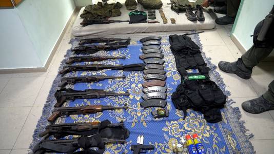 Wapens en uitrusting die het Israëlische leger zegt gevonden te hebben in het Al Shifa-ziekenhuis.