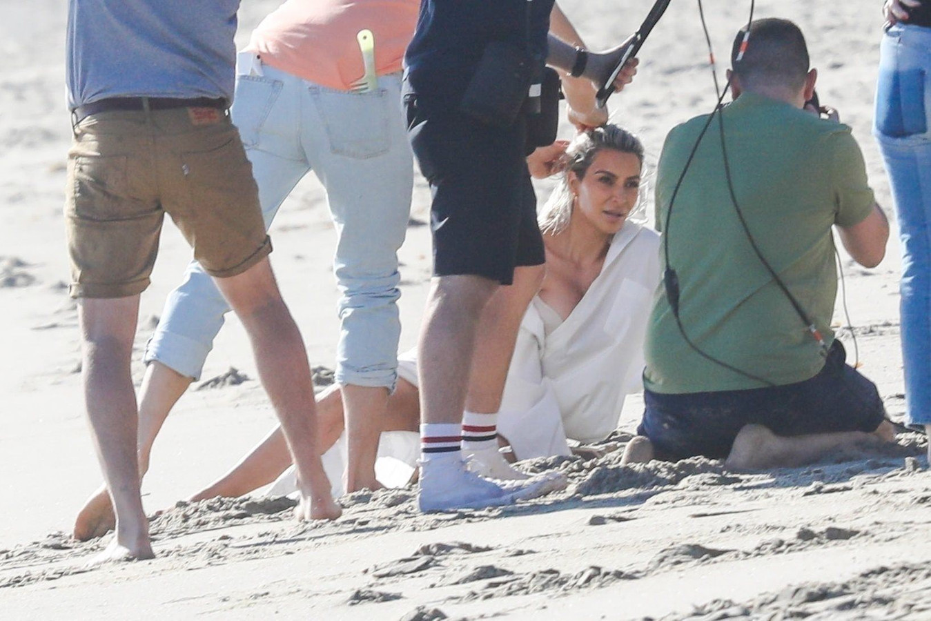 Het is zover: Kim Kardashian gaat vollédig naakt in deze strandfotoshoot |  Foto | hln.be