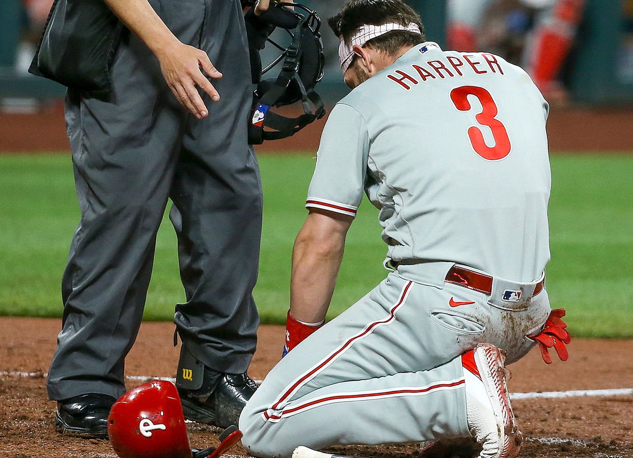Bryce Harper is neergegaan nadat hij een honkbal in zijn gezicht heeft gekregen.