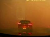 Auto botst bijna tegen voorligger bij natuurbrand in Canada