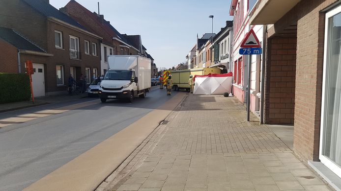 De brandweer plaatste een scherm rond het slachtoffer om kijklustigen het zicht te ontnemen.