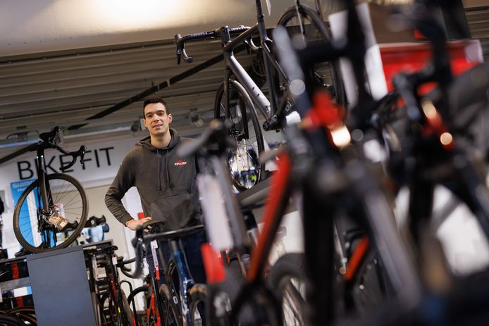 Niels Rullens groeit met zijn fietsenwinkel uit zijn jasje en laat aan de Plantagebaan een loods bouwen.