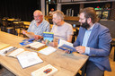 Eindelijk is er ook een vertaling in het Sallands van de Heliand, het verhaal uit de negende eeuw dat in het Oudsaksisch vertelt over het leven van Jezus Christus. Dominee Günter Brandorff (links), auteur Jan Nijen Twilhaar en Robert Kemper Alferink (rechts) bladeren door diverse vertalingen van de Heliand.