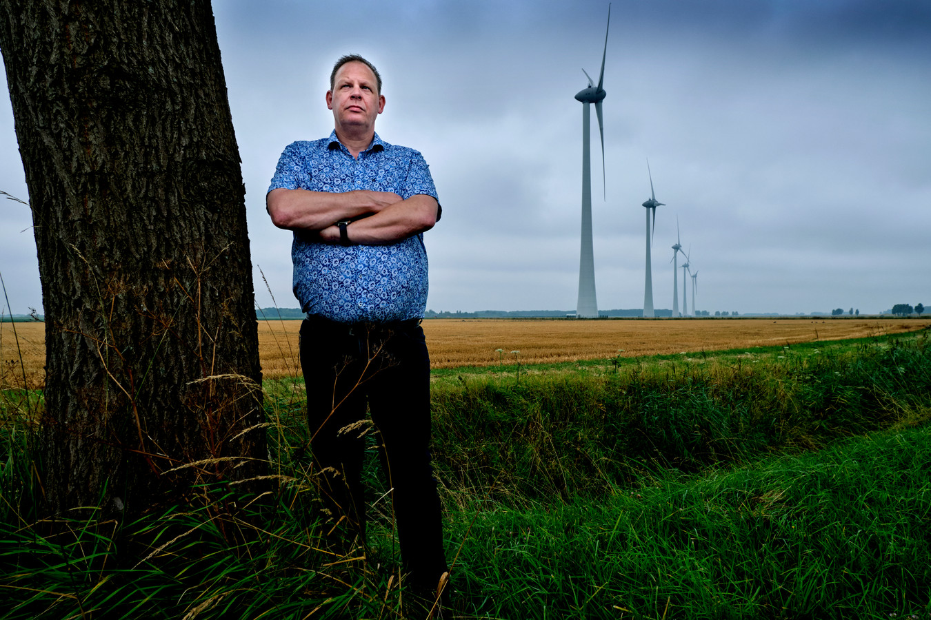 Mark Speldenbrink bij de windmolens in Nieuw Beijerland.