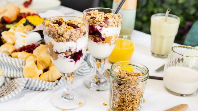 Wat Eten We Vandaag: Yoghurt glaasjes met pindakaas granola